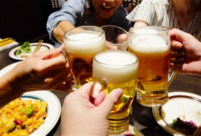 みんなでお酒を飲む